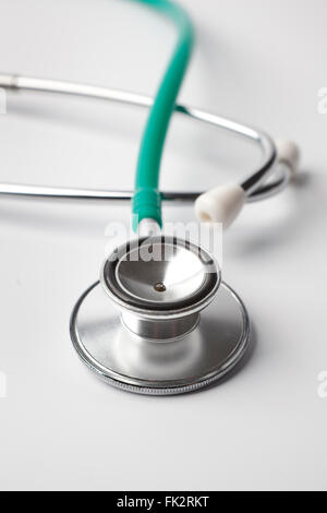 Stéthoscope vert sur fond blanc Banque D'Images