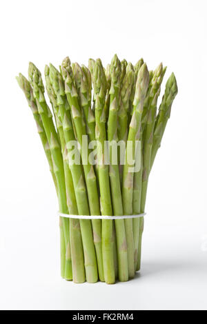 Bouquet de pointes d'asperges fraîches saines et vertes sur fond blanc Banque D'Images