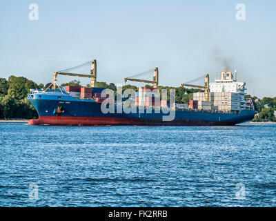 Conteneurs semi-CSAV Pérou sur l'Elbe en sortie depuis le port de Hambourg, Allemagne. Banque D'Images