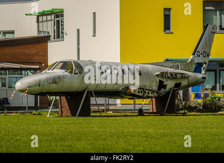 Cessna 550 Citation II G-DWJM à l'école primaire de Milton Hall à Westcliff-on-Sea, et sera un projet pour les élèves à transformer en salle de classe comme on le voit sur le programme de télévision Amazing Spaces de George Clarke Banque D'Images