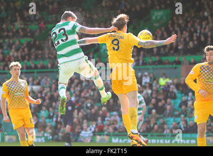 Celtic Park, Glasgow, Ecosse. 06 Mar, 2016. Scottish Cup. Celtic contre Morton. Mikael Lustig bat Denny Johnstone dans l'action de l'air © Plus Sport/Alamy Live News Banque D'Images