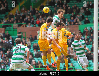 Celtic Park, Glasgow, Ecosse. 06 Mar, 2016. Scottish Cup. Celtic contre Morton. Erik Sviatchenko saute pour le bal © Plus Sport Action/Alamy Live News Banque D'Images