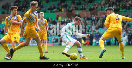 Celtic Park, Glasgow, Ecosse. 06 Mar, 2016. Scottish Cup. Celtic contre Morton. Patrick Roberts passe par Morton défense © Plus Sport Action/Alamy Live News Banque D'Images