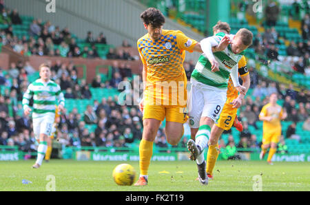 Celtic Park, Glasgow, Ecosse. 06 Mar, 2016. Scottish Cup. Celtic contre Morton. Leigh Griffiths batailles avec Thomas O'Ware pour la balle © Plus Sport Action/Alamy Live News Banque D'Images