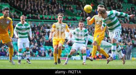 Celtic Park, Glasgow, Ecosse. 06 Mar, 2016. Scottish Cup. Celtic contre Morton. Kris communes bullets un en-tête vers le but d'Action © Plus Sport/Alamy Live News Banque D'Images