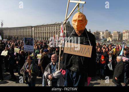 Kiev, Ukraine. 06 Mar, 2016. Un homme est titulaire d'échafaudage avec un mannequin du président russe Vladimir Poutine lors d'une pendaison le rallye. Environ 000 personnes se rassemblent dans le centre-ville Place de l'Indépendance à Kiev pour soutenir la voix Nadiya Savchenko - "Aydar" bataillon de volontaires ukrainiens soldat, qui est illégalement détenu en captivité russe après avoir été enlevés. Savchenko a fait une grève de la faim sèche après avoir été plus de 75 jours de grève de la faim. © Sergii Kharchenko/Pacific Press/Alamy Live News Banque D'Images