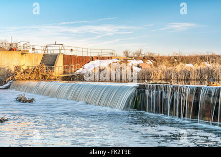 Barrage de dérivation de la rivière à St Vrain Creek dans le nord du Colorado près de Platteville, paysage d'hiver Banque D'Images