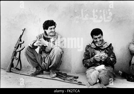 Près de Zakho, dans le nord de l'Irak, le Kurdistan. Mars 1991.combattants du Front du Kurdistan, au cours d'une accalmie, prendre une pause cigarette pendant le soulèvement des Kurdes contre les forces de Saddam Hussein. Photo par:Richard Wayman Banque D'Images