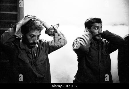 De Zakho, dans le nord de l'Irak, le Kurdistan. Mars 1991. Prisonniers de l'armée irakienne du Kurdistan combattants avant la nuit, pendant le soulèvement des Kurdes contre les forces de Saddam Hussein. Photo par:Richard Wayman Banque D'Images