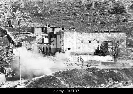 Près de Zakho, dans le nord de l'Irak, le Kurdistan. Mars 1991. Combattants du Front du Kurdistan un recoiless au fusil d'incendie un hélicoptère iraquien pendant le soulèvement des Kurdes contre les forces de Saddam Hussein. Banque D'Images