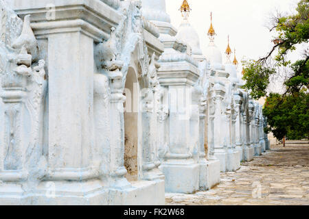 L'Kyauksa Gu 'grottes' holding de comprimés avec Tipitaka, (Canon Pali) & dit être plus grand livre, la Pagode Kuthodaw Banque D'Images