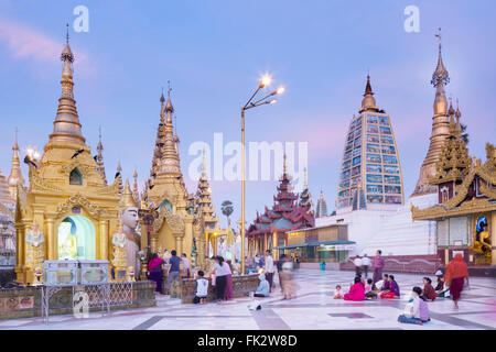 Temples autour de la pagode Schwedagon bouddhiste Banque D'Images