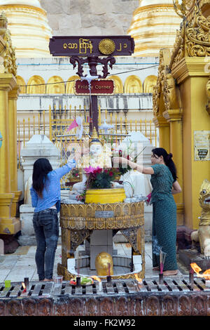 Temples autour de la pagode Schwedagon bouddhiste Banque D'Images