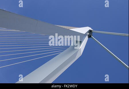 Pylône central et les câbles du pont Erasmus (Erasmusbrug), Rotterdam, Pays-Bas. Ben van Berkel, UNStudio, 1996 Banque D'Images