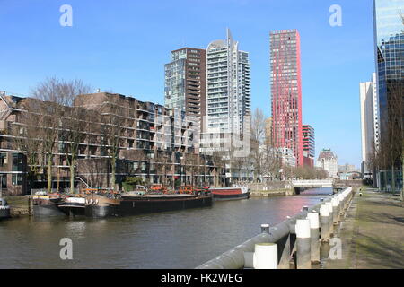 À l'horizon, Wijnhaven centre de Rotterdam, Pays-Bas. Gratte-ciel résidentiel Red Apple (KCAP Architects & Planners, 2009) Banque D'Images