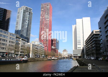 À l'horizon, Wijnhaven centre de Rotterdam, Pays-Bas. Gratte-ciel résidentiel pomme rouge (124m, 2009, KCAP Architects & Planners) Banque D'Images