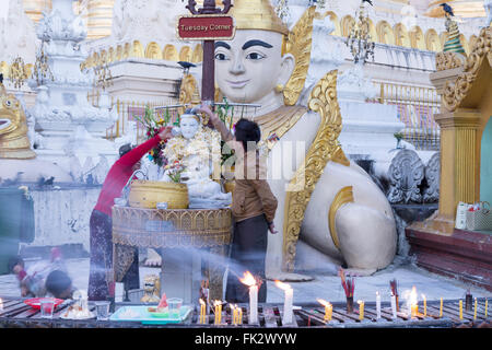 Les bouddhistes éclairant l'encens à la pagode bouddhiste Schwedagon, Yangon, Myanmar Banque D'Images