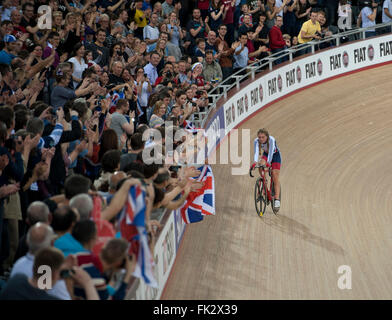 Lee Valley VeloPark, Queen Elizabeth Olympic Park de Londres, Royaume-Uni. 6 mars, 2016. Laura Trott [FRA] célèbre sa victoire à l'Omnium, femmes de devenir champion du monde. Crédit : Stephen Bartholomew/Alamy Live News Banque D'Images