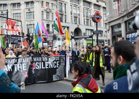 Londres, Royaume-Uni. 6 mars 2016. En mars manifestants Regent's street passé la station de métro Oxford Circus. Crédit : Marc Ward/Alamy Live News Banque D'Images