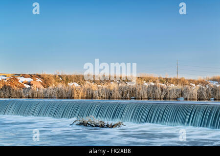 Barrage de dérivation de la rivière à St Vrain Creek dans le nord du Colorado près de Platteville, paysage d'hiver Banque D'Images