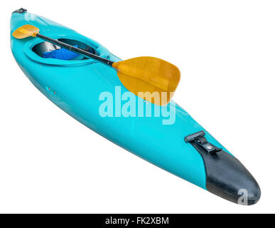 Ancienne en plastique bleu avec une pagaie de kayak, isolated on white with clipping path Banque D'Images