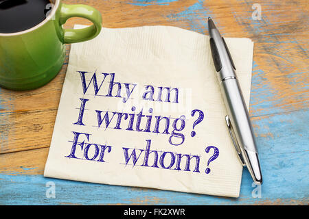 Pourquoi ai-je écrit ? Pour qui ? - Écrivain ou auteur questions sur une serviette avec une tasse de café Banque D'Images