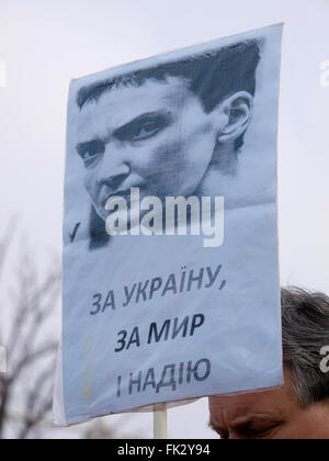 Kryvyï rih, Ukraine. 6 mars, 2016. L'homme à des mesures pour soutenir nadiya savchenko est titulaire d'imprimé portrait de nadiya savchenko (pilote des forces du gouvernement ukrainien qui été mis en prison russe) avec l'inscription 'pour l'Ukraine, pour la paix, pour nadiya' (mots de ''pour l'Ukraine, pour la paix, pour l'espoir" de phrase) credit : dmytro aliokhin/Alamy live news Banque D'Images