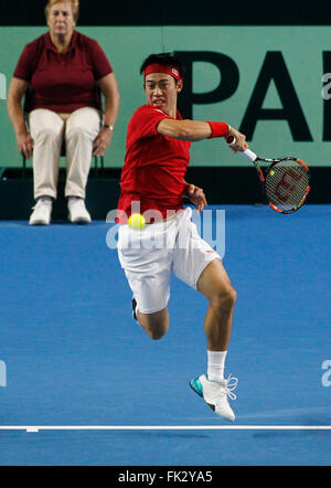 Kei Nishikori du Japon frappe un coup droit dans son troisième tour ...