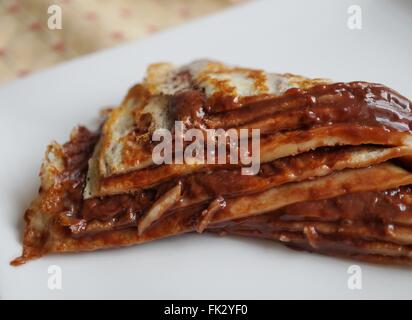 Crêpe en couches avec gâteau au chocolat et noisettes coller Banque D'Images