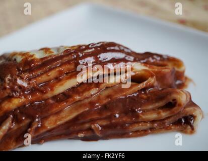 Crêpe en couches avec gâteau au chocolat et noisettes coller Banque D'Images