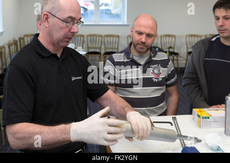 Les hommes adultes enseignés l'ingénierie et la pneumatique par ingénieur diplômé de l'instructeur. Banque D'Images