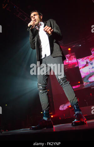 Milan Italie. 26 novembre 2011. Le chanteur/compositeur italien Marco Mengoni effectue sur scène à Mediolanum Forum pendant t Banque D'Images