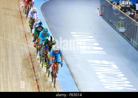 Londres, Royaume-Uni. Le 05 Mar, 2016. À peleton, menée par Jasper De Buyst (BEL) lors de la finale à l'Omnium de l'UCI 2016 Cyclisme sur Piste Championnats du monde, Lee Valley Velo Park. Riders derrière le leader sont : Guideoni Monteiro (BRA), Artyom Zakharov (KAZ), Ignacio Prado (MEX), Sang-Hoon Park (KOR) et Fernando Gaviria Rendon (COL). Crédit : Michael Preston/Alamy Live News Banque D'Images