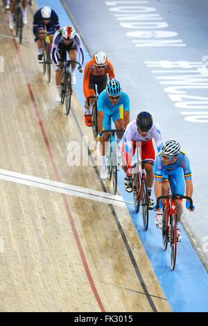 Londres, Royaume-Uni. Le 05 Mar, 2016. À peleton, menée par Jasper De Buyst (BEL) lors de la finale à l'Omnium de l'UCI 2016 Cyclisme sur Piste Championnats du monde, Lee Valley Velo Park. Riders derrière le leader sont : Viktor Mankov (RUS), Artyom Zakharov (KAZ), Tim Veldt (NED), Gael Suter (SUI) et Thomas Boudat (FRA). Crédit : Michael Preston/Alamy Live News Banque D'Images