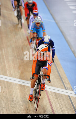 Londres, Royaume-Uni. Le 05 Mar, 2016. Le peleton, dirigé par Tim Veldt (NED), commençant à s'étirer pendant la finale de l'Omnium masculin à l'UCI Championnats du Monde de Cyclisme sur piste 2016, Lee Valley Velo Park. Riders derrière le leader sont : Thomas Boudat (FRA), Jasper De Buyst (BEL), Mark Cavendish (GBR) et Jacob Duehring (USA). Crédit : Michael Preston/Alamy Live News Banque D'Images