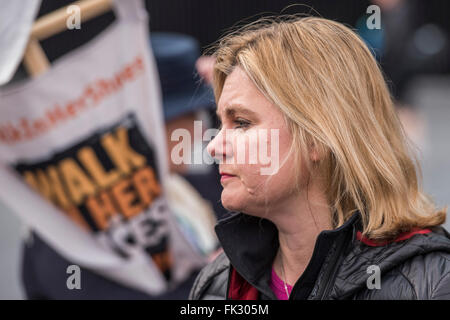 Londres, Royaume-Uni. 06 Mar, 2016. Marcher dans ses souliers mars à Londres, Royaume-Uni. Crédit : Guy Bell/Alamy Live News Banque D'Images