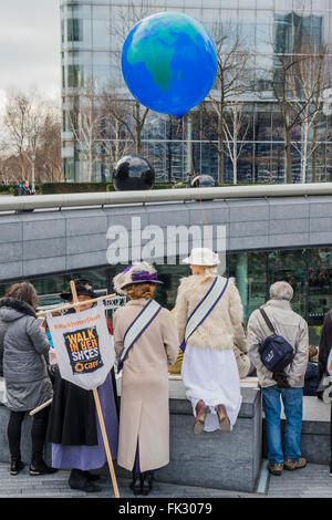 Londres, Royaume-Uni. 06 Mar, 2016. Marcher dans ses souliers mars à Londres, Royaume-Uni. Crédit : Guy Bell/Alamy Live News Banque D'Images