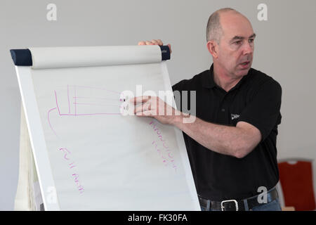 Enseignant à l'aide d'un tableau blanc dans la classe de l'enseignement supérieur Banque D'Images
