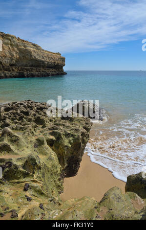 Plage d'albandeira les falaises en porches, Algarve, PORTUGAL Banque D'Images