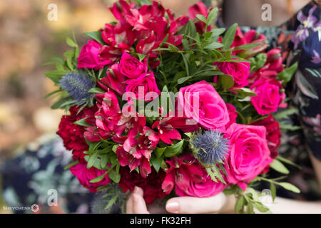 Bon bouquet avec des fleurs rose et fuchsia Banque D'Images