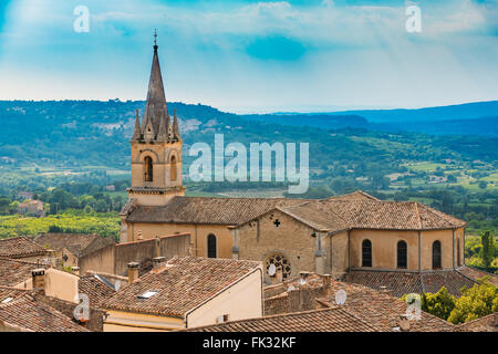 Belle église paroissiale médiévale à Bonnieux village, Provence, France. Patrimoine architectural ancien. Banque D'Images