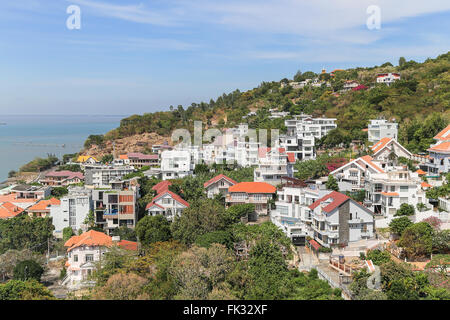 Vue aérienne de Vung Tau, Vietnam qui est la plage populaire de ville. Il y a de monde petit bâtiment à proximité de la mer et montagne Banque D'Images