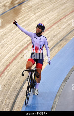 Londres, Royaume-Uni. 06 Mar, 2016. Mark Cavendish (GBR) célèbre avec un tour d'honneur après avoir remporté la course Madison conjointement à l'UCI Championnats du Monde de Cyclisme sur piste 2016, Lee Valley Velo Park Crédit : Michael Preston/Alamy Live News Banque D'Images