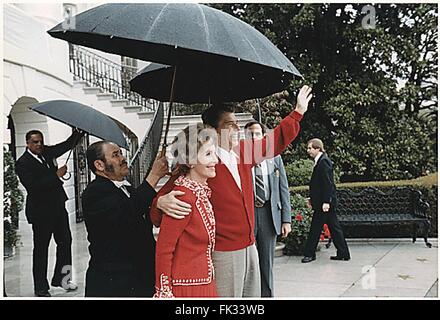 Washington, District de Columbia, Etats-Unis. 10 janvier, 2002. Le président des États-Unis Ronald Reagan retourne à la Maison Blanche à Washington, DC Le 11 avril 1981 avec la Première Dame Nancy Reagan après avoir été à l'hôpital George Washington à la suite de la tentative d'assassinat, le 31 mars, 1981.Crédit : White House via CNP © White House/CNP/ZUMA/Alamy Fil Live News Banque D'Images