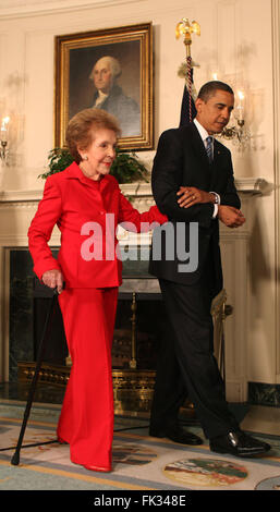 Washington, District de Columbia, Etats-Unis. 2 juin, 2008. Washington, DC - 2 juin 2009 -- Le président des États-Unis Barack Obama escorts ancienne Première dame Nancy Reagan à la signature de la Loi sur la Commission du centenaire de Ronald Reagan dans la salle de réception diplomatique de la Maison Blanche le mardi 2 juin 2009.Crédit : Dennis Brack/Piscine via CNP © Dennis Brack/CNP/ZUMA/Alamy Fil Live News Banque D'Images