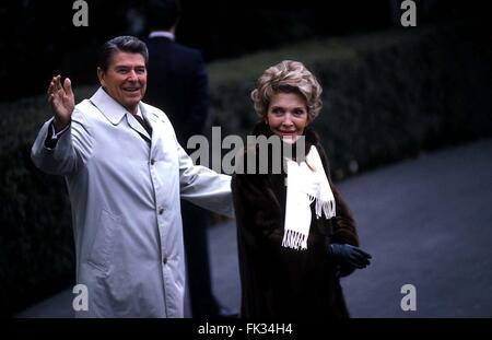 6 mars 2016 - NANCY REAGAN, la veuve de Ronald Reagan et de la Première dame à partir de 1981-1989, est décédé à 94. La cause du décès était l'insuffisance cardiaque. Photo : 1985 - Le président RONALD REAGAN avec son épouse Nancy Reagan à Washington DC. (Crédit Image : © James Colburn/Photos/ZUMAPRESS.com) Globe Banque D'Images