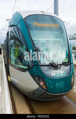 Nottingham Express Transit (NET) Tramway à l'arrêt de tramway du sud de Clifton, Nottingham, England, UK Banque D'Images