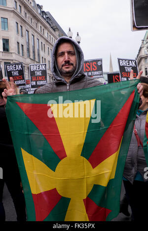 Poser kurdes gouvernement britannique à sortir de leur silence et cesser de soutenir la guerre à l'Etat turc les Kurdes et meurtre de masse de la langue kurde Banque D'Images