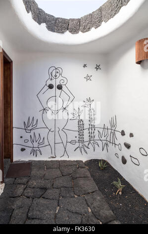 Oeuvre de César Manrique à l'entrée de la toilettes des femmes au jardin de cactus de Lanzarote. Banque D'Images