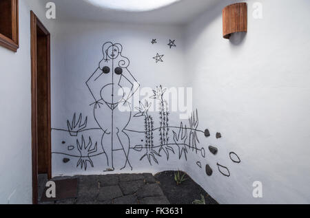 Oeuvre de César Manrique à l'entrée de la toilettes des femmes au jardin de cactus de Lanzarote. Banque D'Images